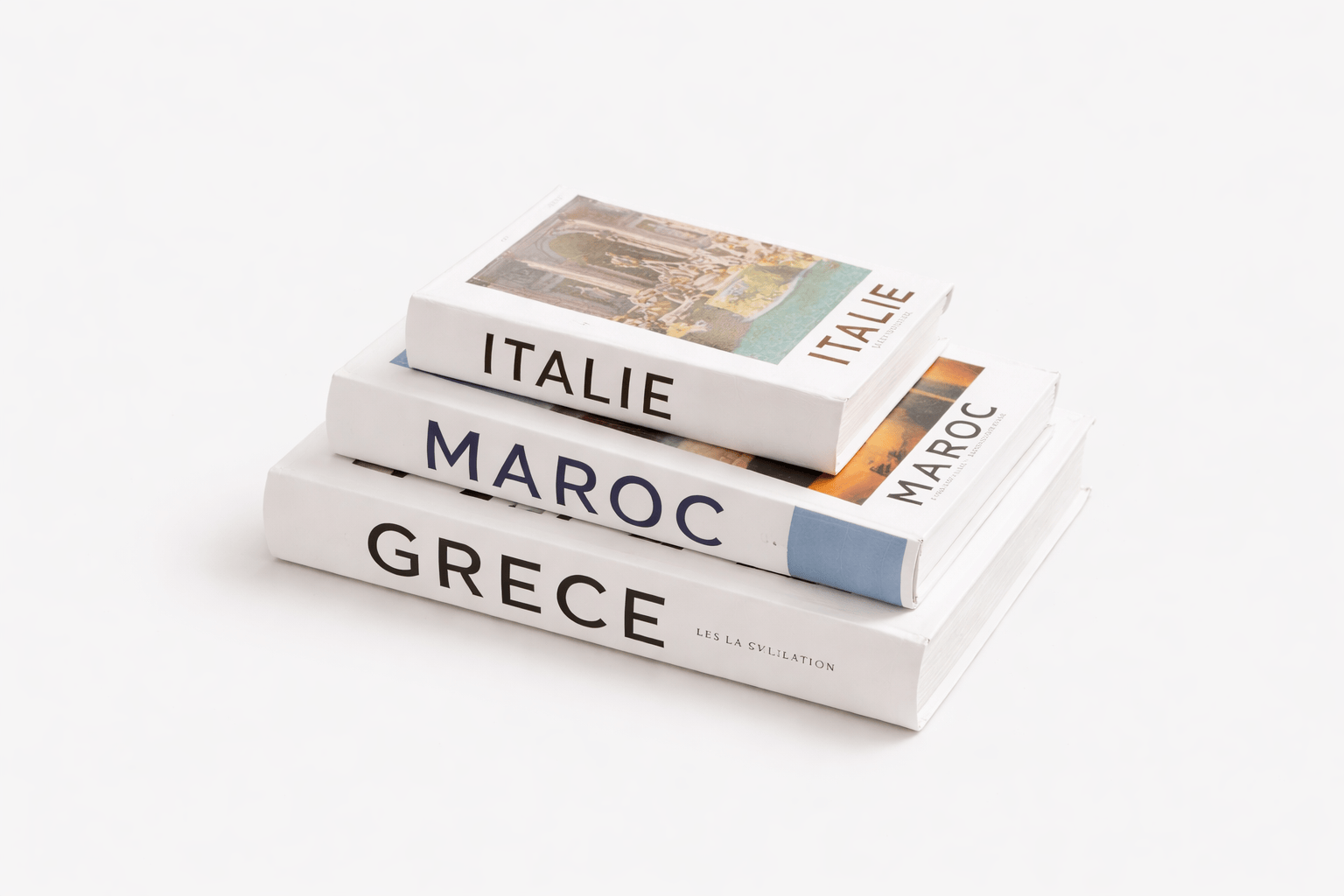 Trois livres décoratifs de la marque HomeDeLuxe, empilés dans une boîte élégante pour la décoration intérieure.