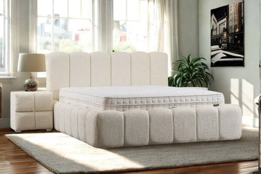 Lit coffre ALYA blanc cassé en chenille de style moderne, avec tête de lit rembourrée et espace de rangement intégré.