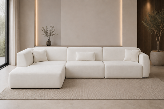 Canapé Coco en velours blanc cassé de la marque HomeDeLuxe, avec coussins confortables et design moderne.
