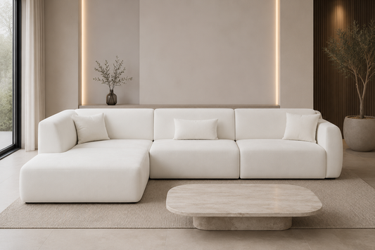 Canapé Coco en velours blanc cassé de HomeDeLuxe, assise confortable avec coussins, style moderne et élégant.