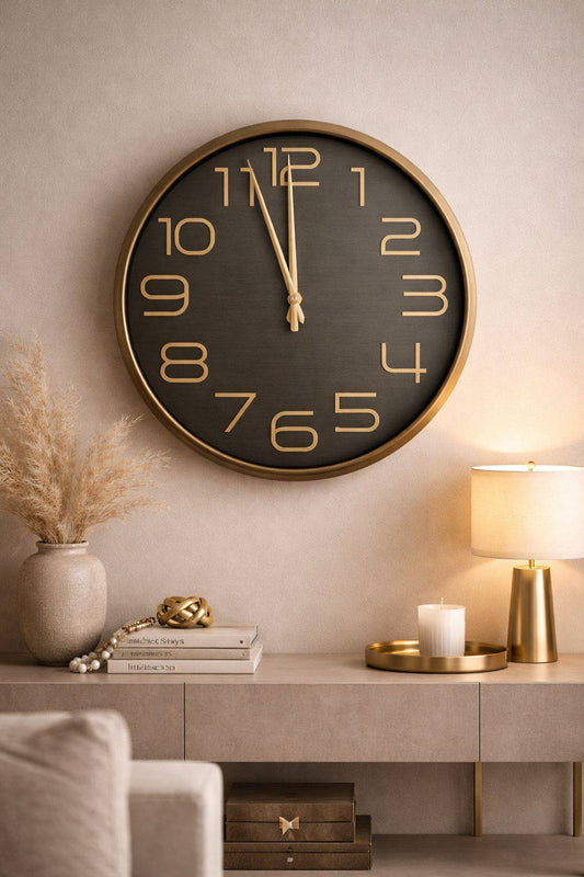 Horloge marron HomeDeLuxe avec cadran rond et chiffres noirs, suspendue au mur dans un intérieur moderne.