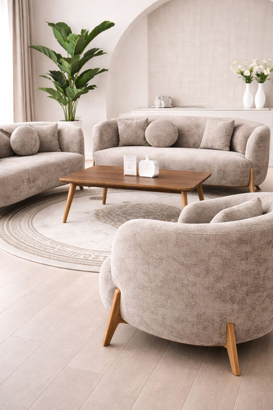 Canapé trois pièces HomeDeLuxe en tissu gris avec coussins confortables dans un salon moderne.