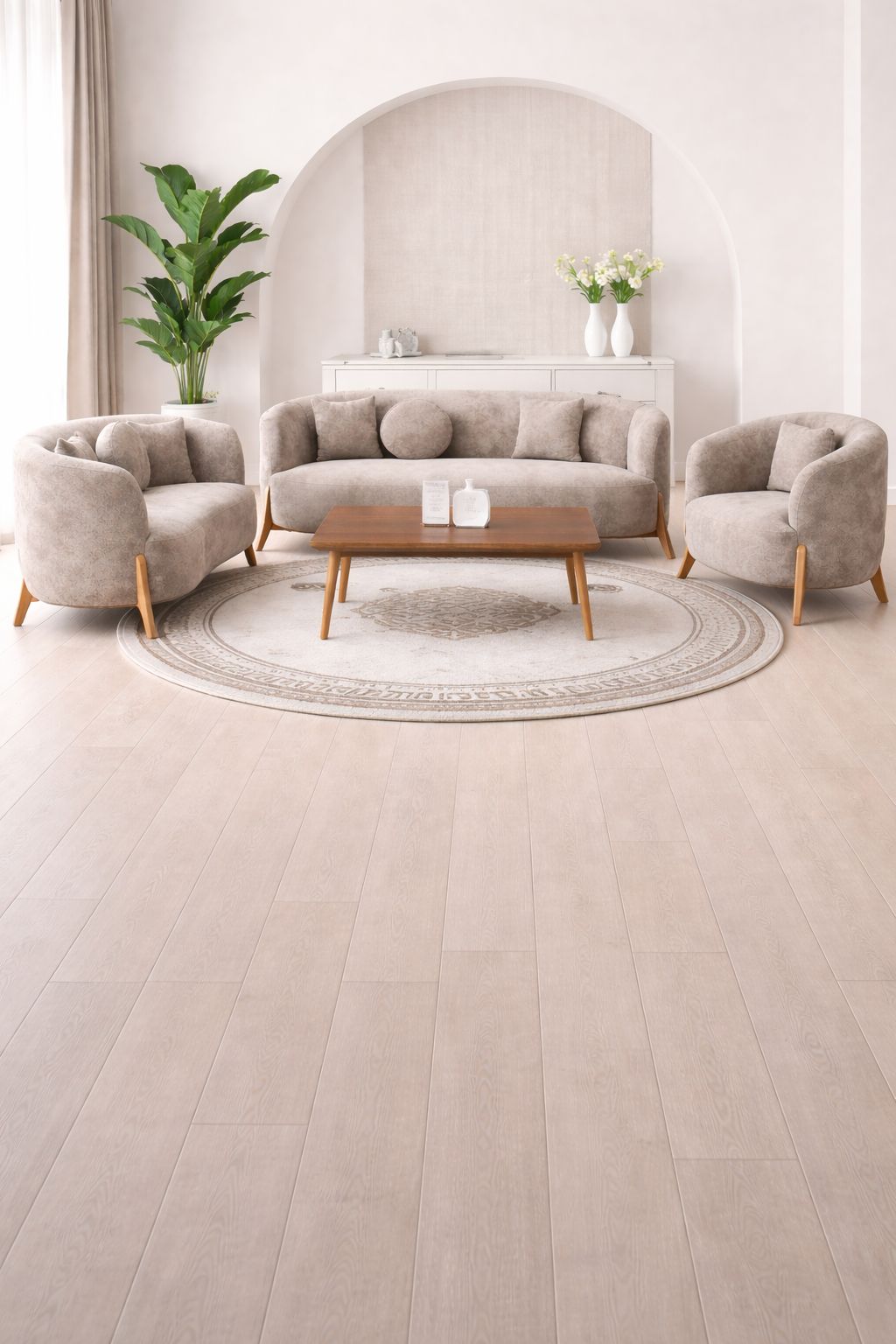 Canapé trois pièces HomeDeLuxe avec tissu gris clair, coussins confortables et structure en bois visible.