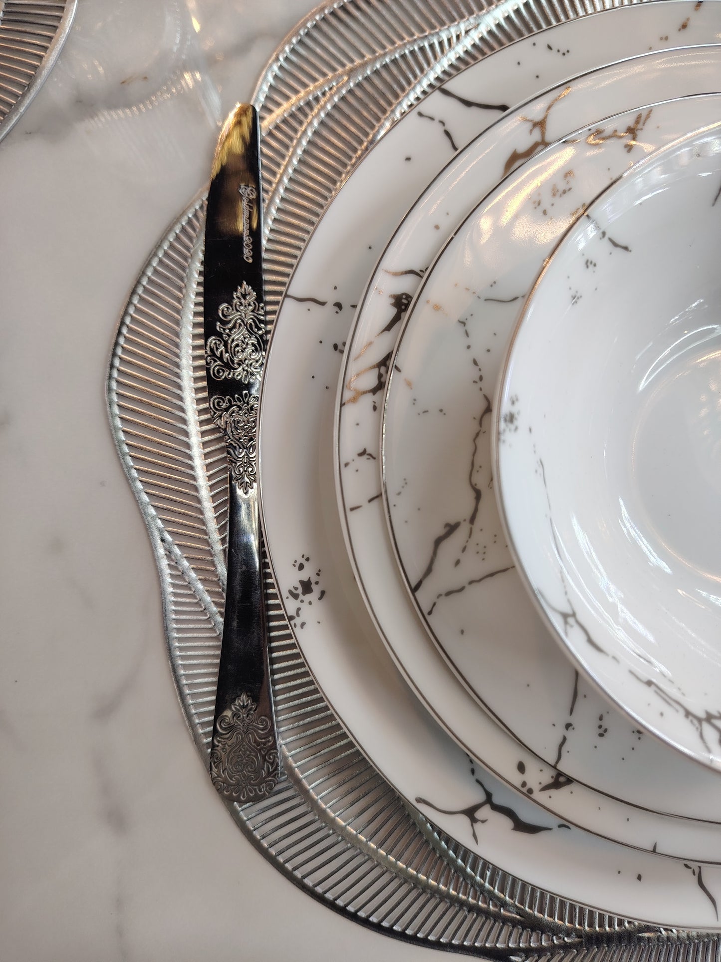 Service de table marbre argenté