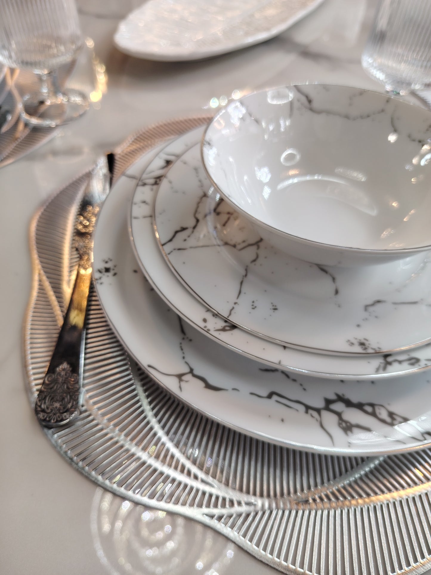 Service de table marbre argenté