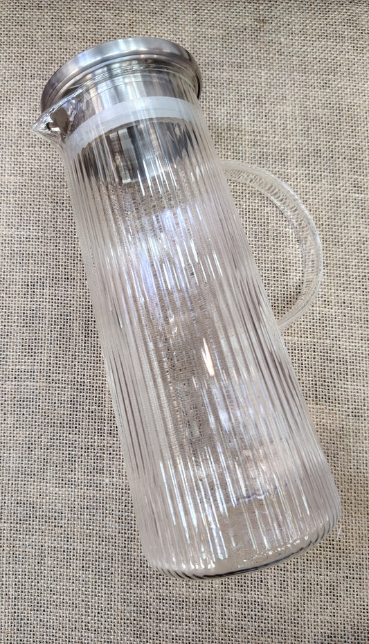 Carafe en verre et 6 verres à boire de la marque HomeDeLuxe, présentation élégante sur une table en bois.