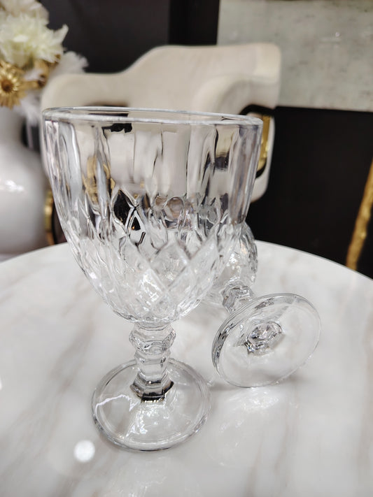 Six verres à pied en cristal de la marque HomeDeLuxe, affichant une silhouette élégante et une finition brillante.