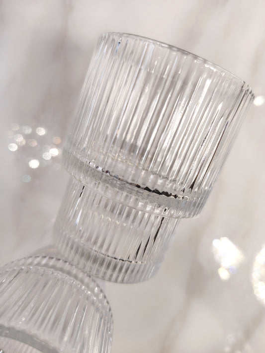 Six verres à eau en verre transparent de la marque HomeDeLuxe, avec une forme élégante et moderne.