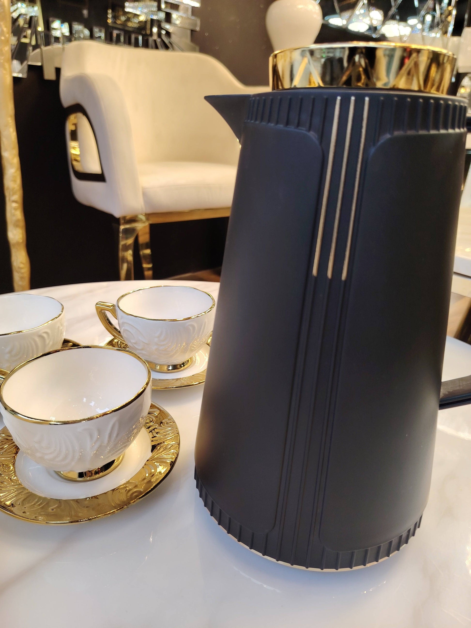 Thermos noir Grand de la marque HomeDeLuxe, robuste et élégant, avec un bouchon sécurisé et une finition mate.