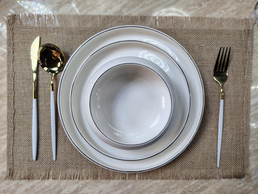 Service de table Japandi HomeDeLuxe avec assiettes et vaisselle élégantes, design épuré et moderne pour une table harmonieuse.