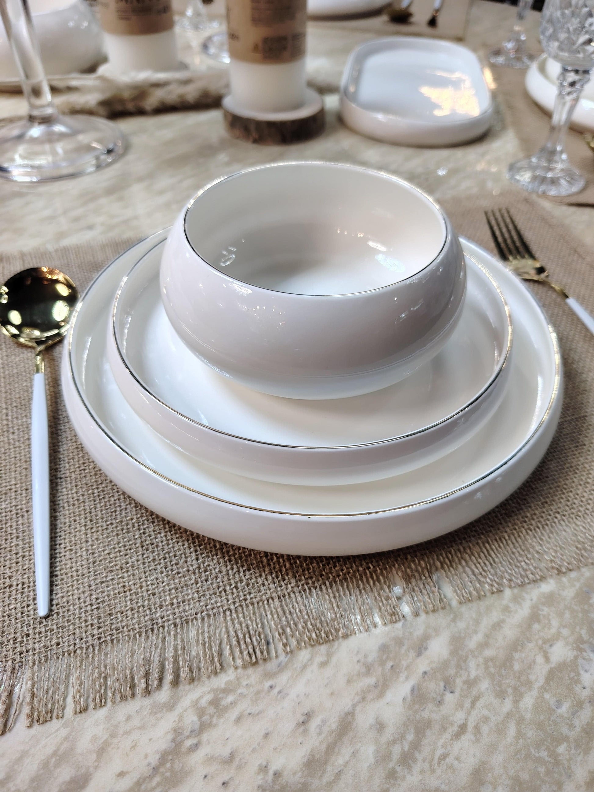 Service de table Japandi HomeDeLuxe avec assiettes et couverts élégants, décor minimaliste et moderne.