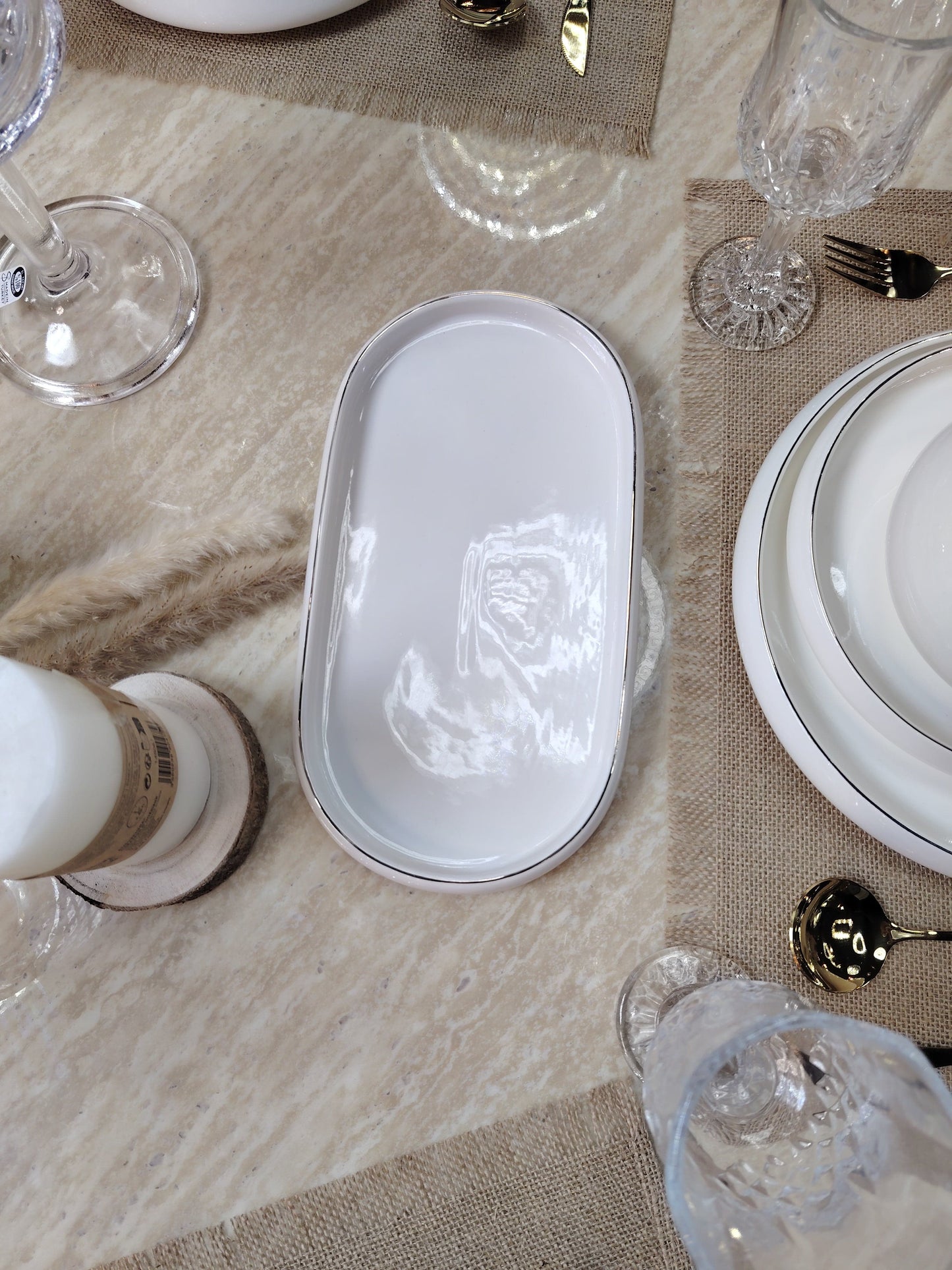 Service de table Japandi de la marque HomeDeLuxe, comprenant des assiettes, bols et couverts dans un style minimaliste et élégant.