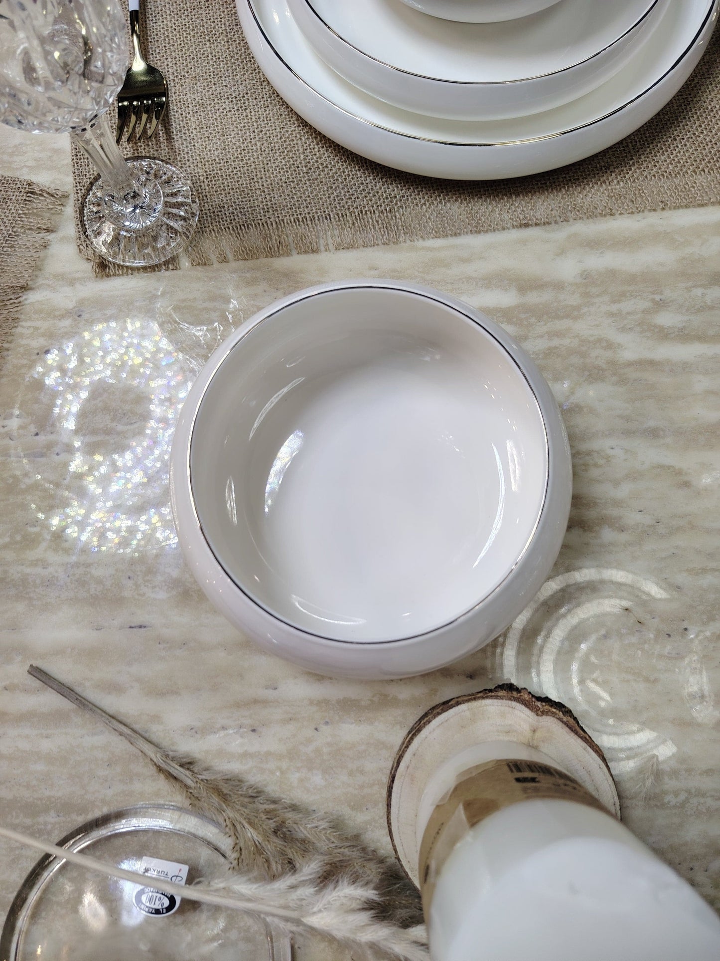 Service de table Japandi HomeDeLuxe avec assiettes, bols et couverts en bois clair, élégance minimaliste pour la salle à manger.