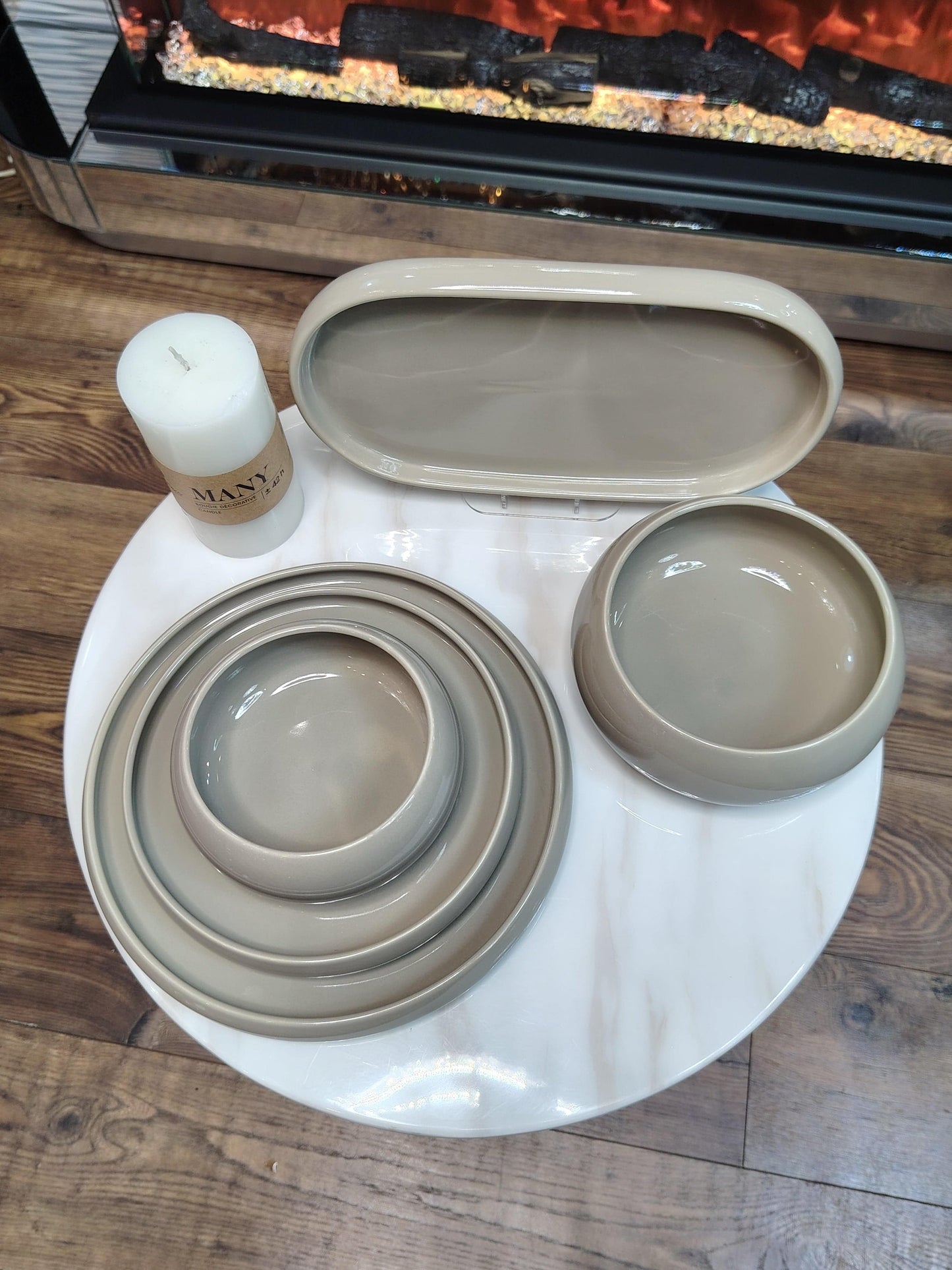Service de table Japandi HomeDeLuxe avec assiettes et couverts en bois clair, style moderne et épuré.