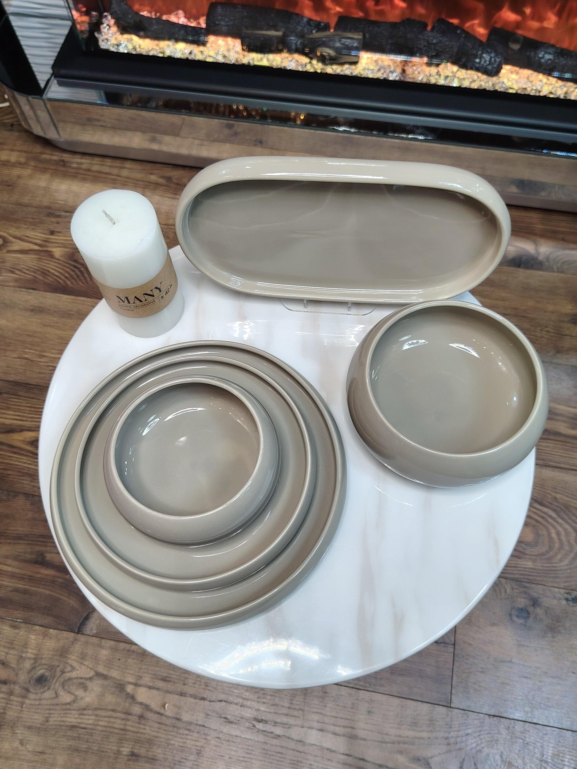 Service de table Japandi HomeDeLuxe avec assiettes et couverts en bois clair, style moderne et épuré.