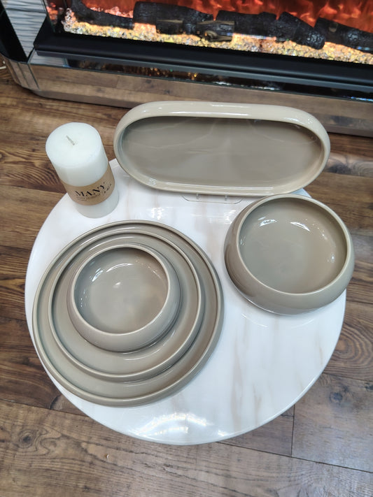 Service de table Japandi HomeDeLuxe avec assiettes et couverts en bois clair, style moderne et épuré.