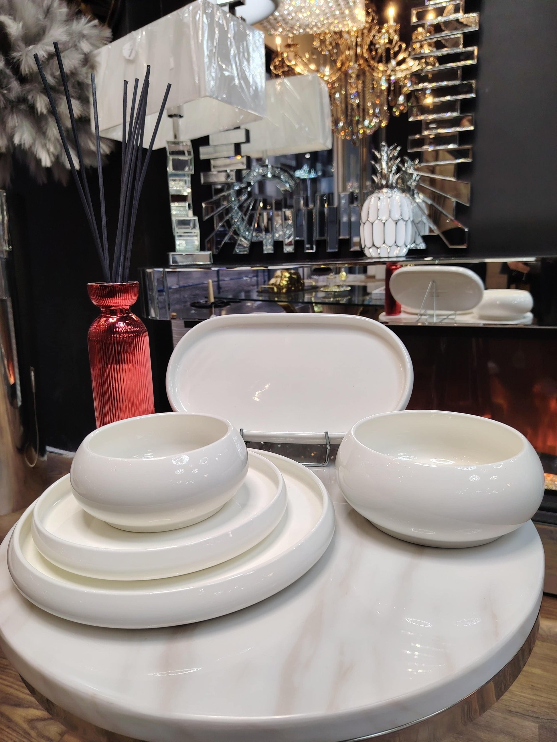 Service de table Japandi de la marque HomeDeLuxe, avec vaisselle élégante et moderne, parfait pour une décoration sobre et raffinée.