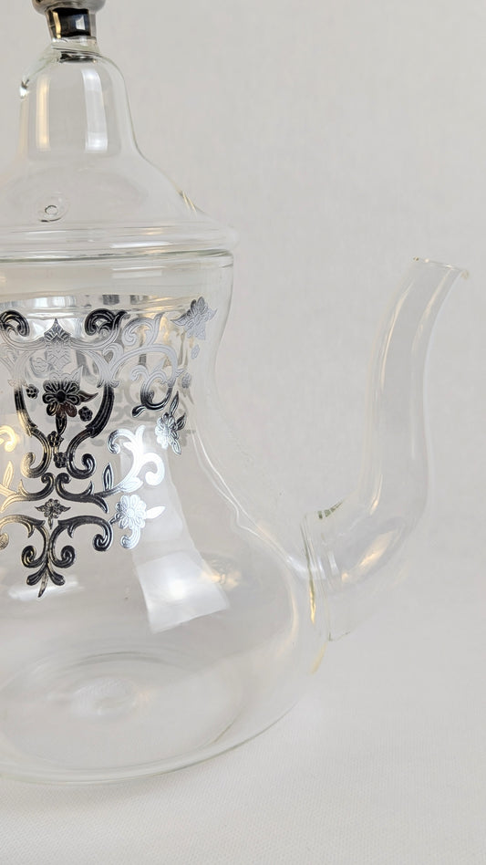 Théière en verre Rabat de HomeDeLuxe, transparente, avec poignée et couvercle en verre, idéale pour infuser le thé.