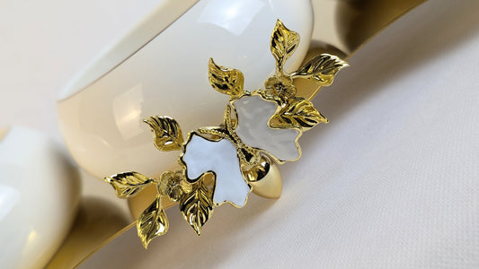 Présentoir Istanbul en bois de HomeDeLuxe, avec plusieurs niveaux pour exposer des objets décoratifs ou des plantes.