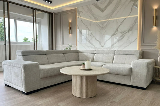 Canapé convertible Karola en tissu Marbella crème, modèle HomeDeLuxe, avec accoudoirs et coussins sur un fond neutre.
