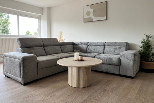 Canapé convertible Karola en tissu Marbella crème de marque HomeDeLuxe, avec coussins et structure moderne visible en image.