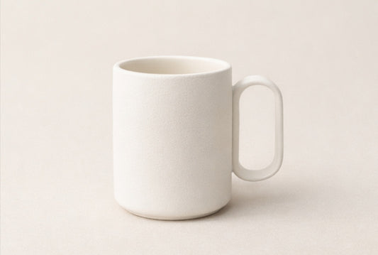 Deux mugs en céramique HomeDeLuxe Elégance, design sophistiqué avec motif floral blanc et bleu.