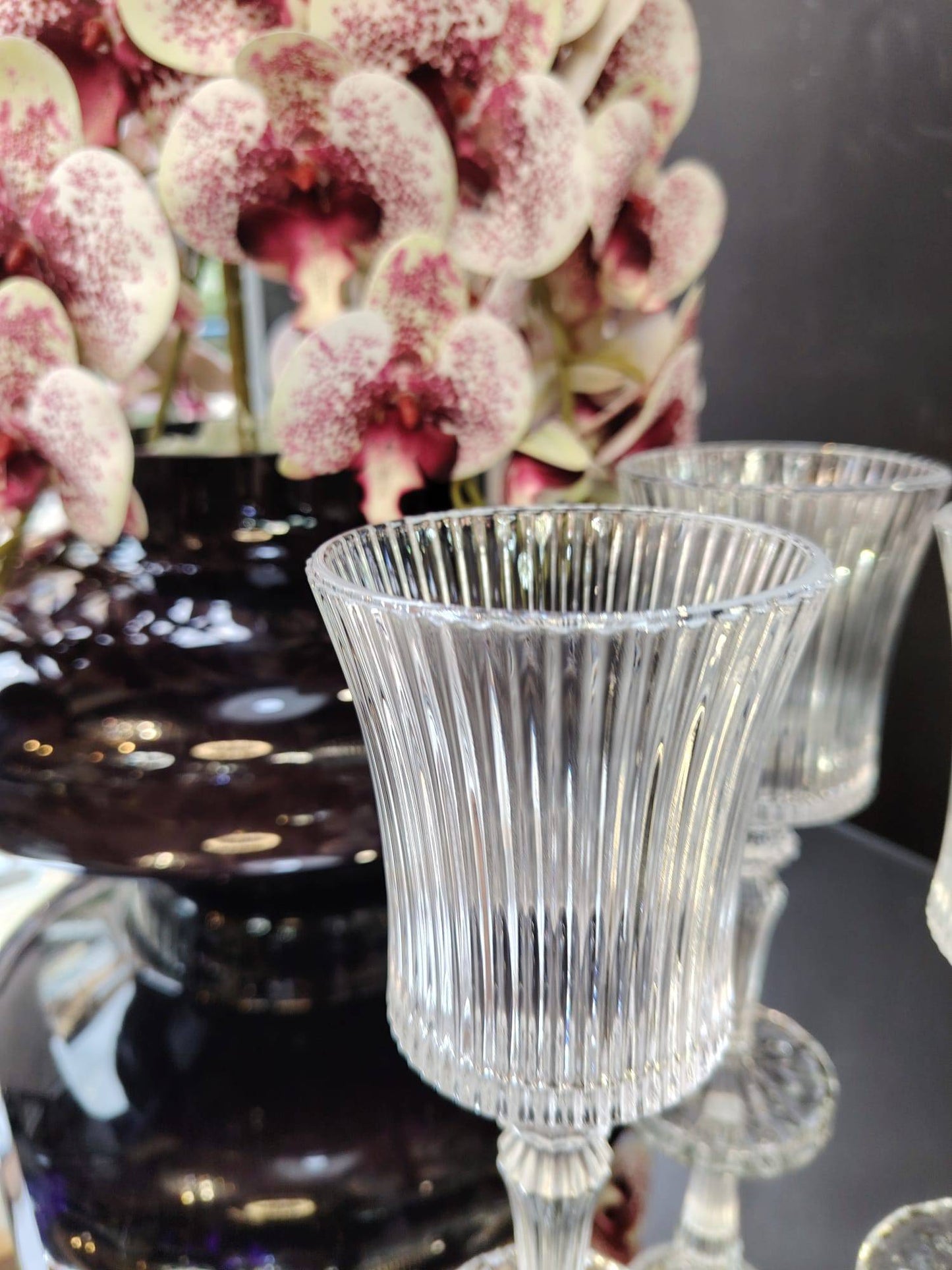 Douze verres à pied HomeDeLuxe Élégance avec design raffiné, vue de face sur une table.