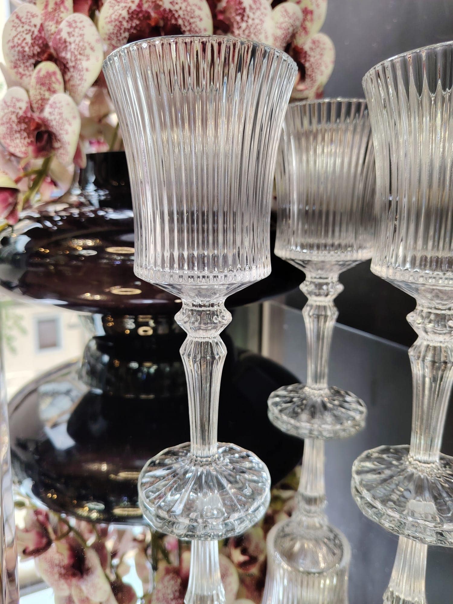 Douze verres à pied HomeDeLuxe Élégance, transparents avec tiges fines et bases larges, pour boissons raffinées.
