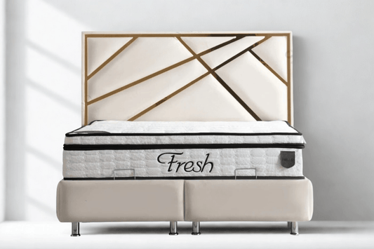 Lit coffre beige clair en velours HomeDeLuxe PARMA, cadre en bois avec coussin confortable et espace de rangement intégré.