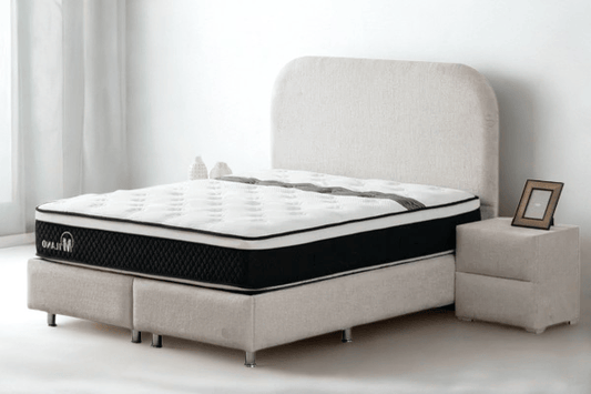 Lit coffre blanc JADE en chenille de la marque HomeDeLuxe, avec espace de rangement intégré et design moderne.