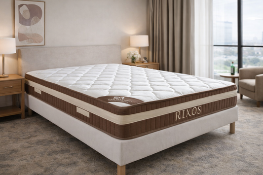 Matelas RIXOS Mousse HomeDeLuxe, 30 cm d'épaisseur, avec surface douce et confort optimal, visible en image.