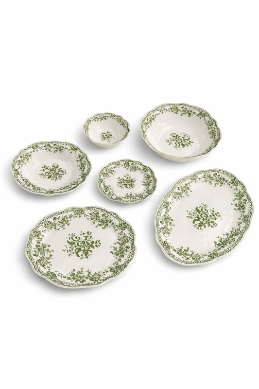Service de table vert de la marque HomeDeLuxe, ensemble élégant avec assiettes, verres et couverts assortis visible sur l'image.