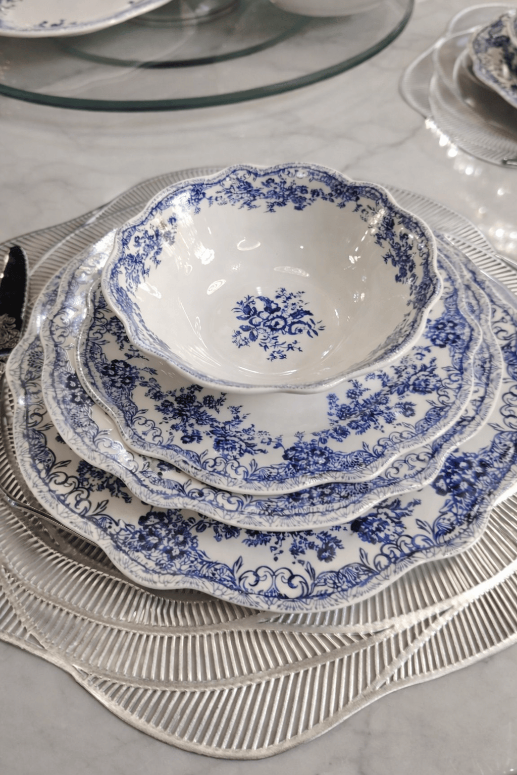 Service de table bleu de la marque HomeDeLuxe, ensemble élégant avec assiettes, tasses et couverts pour la vaisselle quotidienne.
