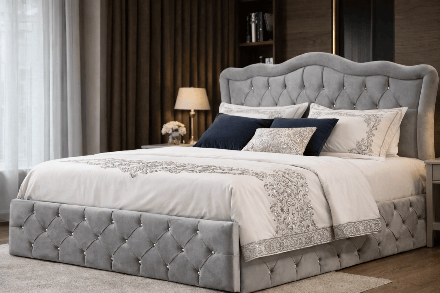 Cadre de lit VENISE BLANC CASSE en velours captionné avec strass, design élégant pour chambre à coucher.