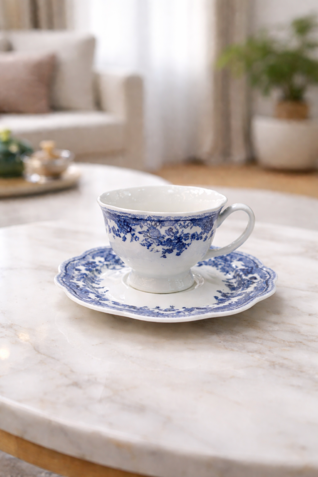 Six petites tasses à café vintage en porcelaine avec motifs élégants, parfaites pour un service de café raffiné.