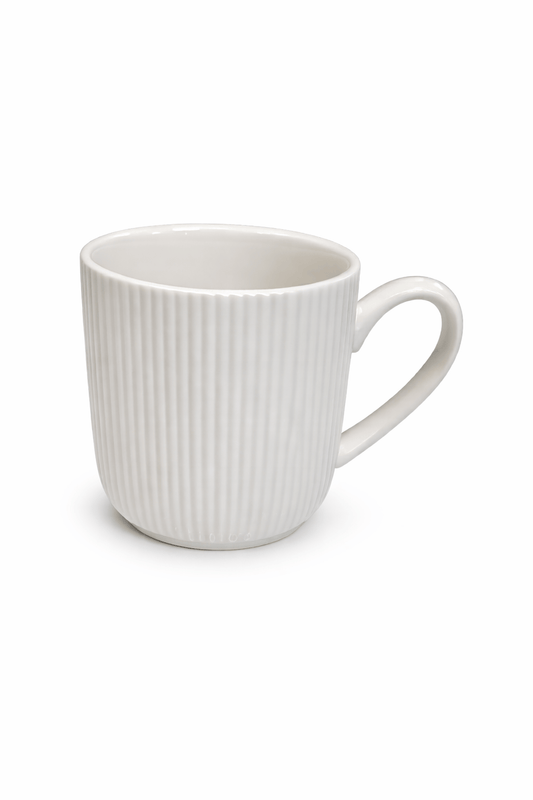 Tasse blanche petite de la marque HomeDeLuxe, mug en céramique avec poignée, vue de face.
