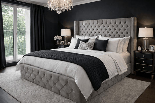 Cadre de lit CLOUTE gris en velours capitonné, design élégant, avec tête de lit rembourrée et finition chic pour chambre moderne