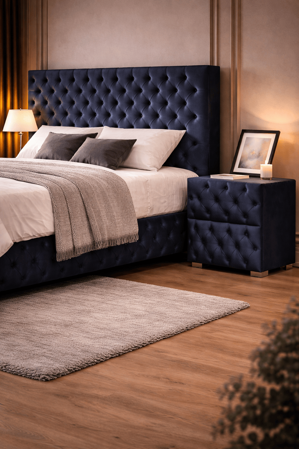 Table de chevet capitonnée gris anthracite de HomeDeLuxe, avec surface rembourrée et design moderne pour chambre à coucher.