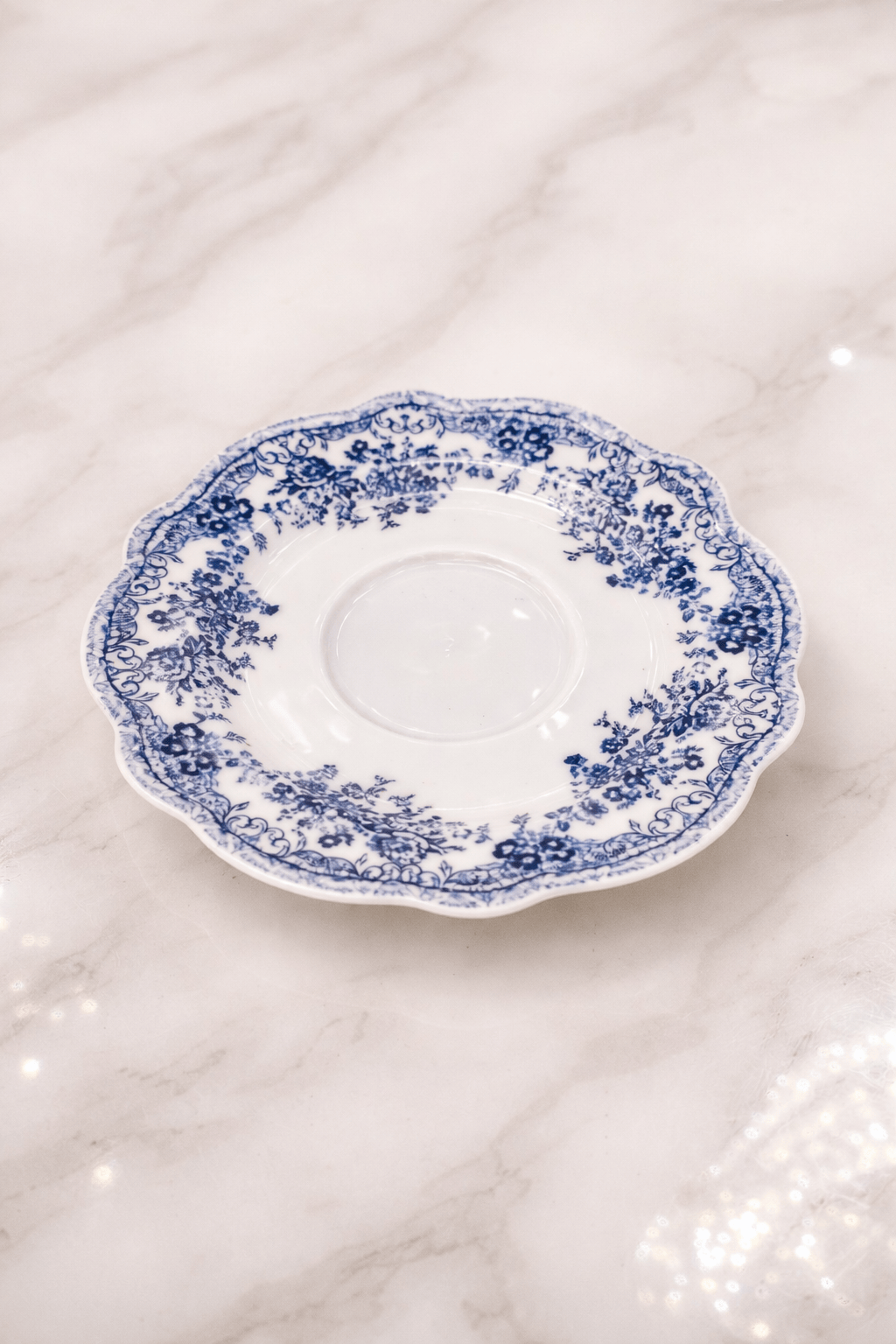 Set de tasses et sous-tasses vintage bleues HomeDeLuxe, illustration de tasses en céramique avec motifs rétro.