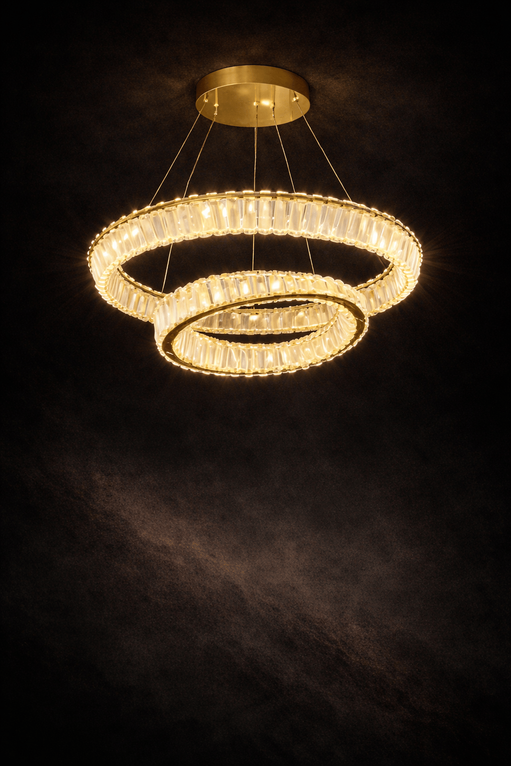 Lustre contemporain à double anneaux de la marque HomeDeLuxe, design moderne avec deux anneaux suspendus en finition élégante.