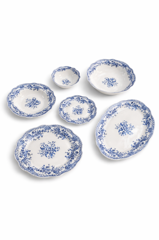 Service de table bleu de la marque HomeDeLuxe, ensemble de vaisselle élégant avec assiettes et tasses assorties.