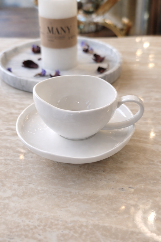 Set de 6 tasses et sous-tasses blanches HomeDeLuxe pour café ou thé, en céramique, avec poignées élégantes.