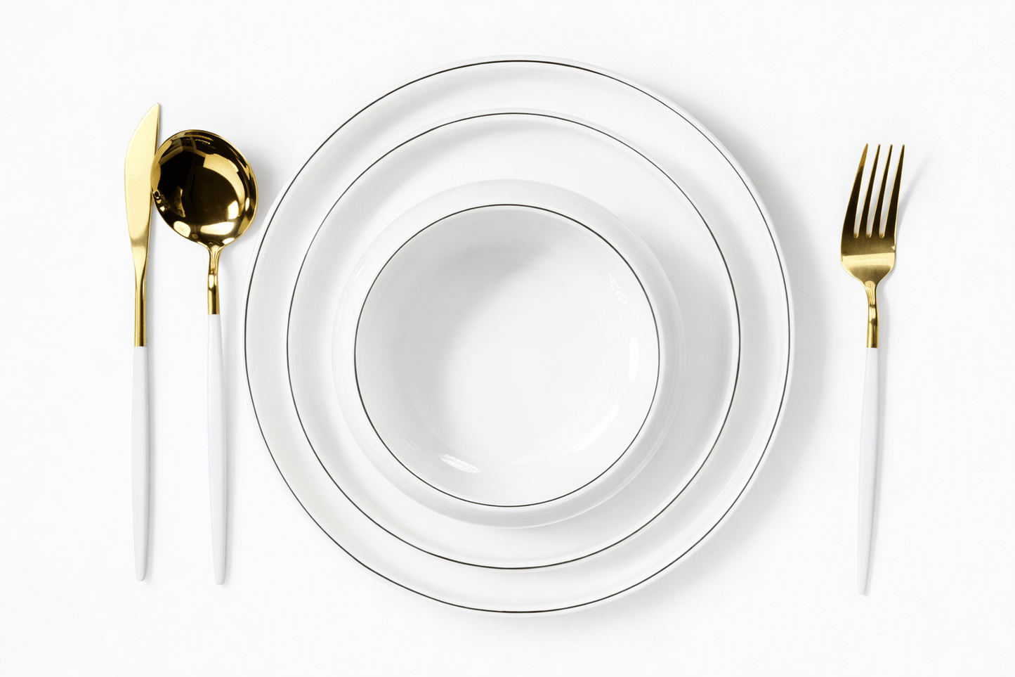 Service de table Japandi HomeDeLuxe avec vaisselle élégante et minimaliste, design épuré et harmonieux pour la décoration moderne.