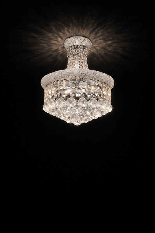 Lustre en cristaux de style moderne de la marque HomeDeLuxe, suspendu avec des cristaux brillants et un cadre élégant.