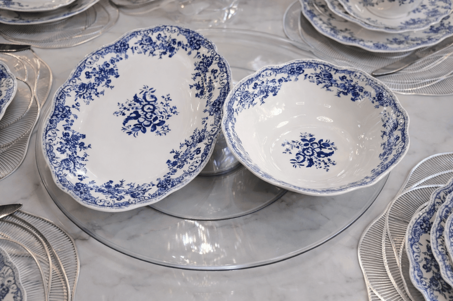 Service de table bleu de la marque HomeDeLuxe, ensemble élégant avec assiettes et couverts pour repas sophistiqués.