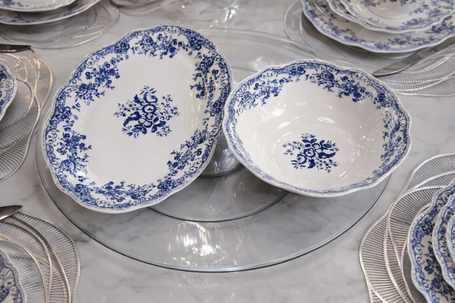 Service de table bleu de la marque HomeDeLuxe, ensemble élégant avec assiettes et couverts pour repas sophistiqués.