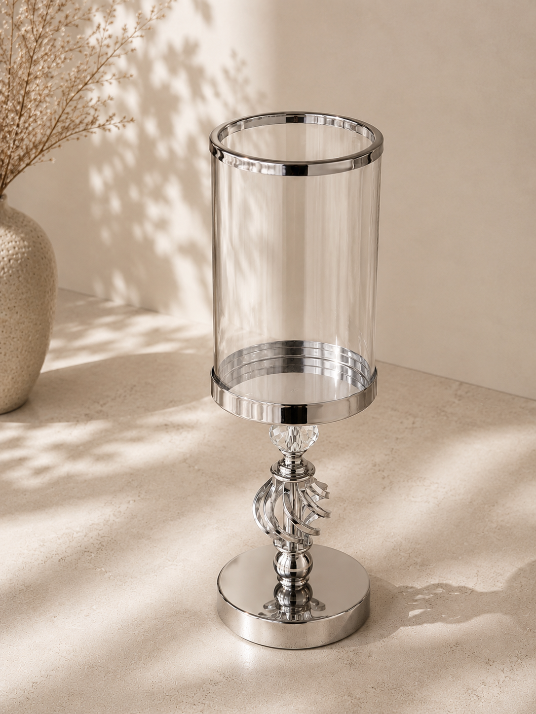 Bougeoir en cristal argenté de luxe de la marque HomeDeLuxe, avec une base élégante et un design sophistiqué.