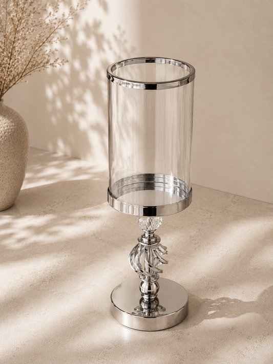 Bougeoir en cristal argenté de luxe de la marque HomeDeLuxe, avec une base élégante et un design sophistiqué.