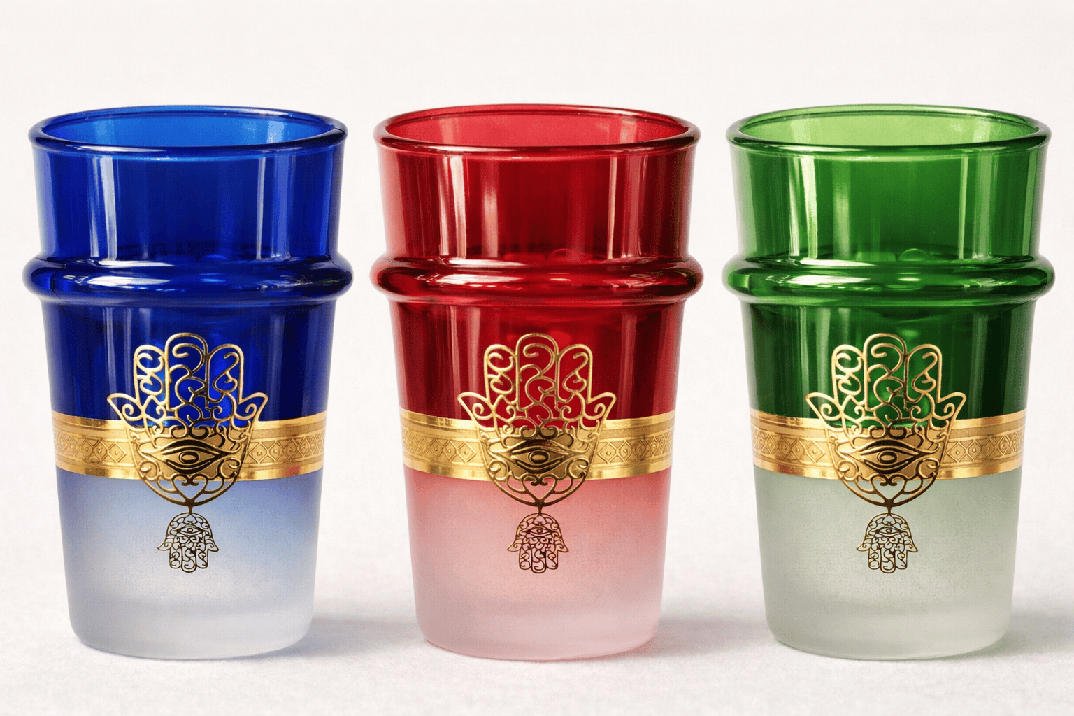 Douze verres à thé Fatma en verre transparent, design élégant, collection HomeDeLuxe, pour thé chaud ou froid.