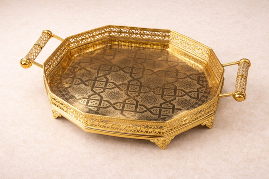 Plateau Fès majestueux en bois avec motifs traditionnels, conçu par HomeDeLuxe, vue de dessus.